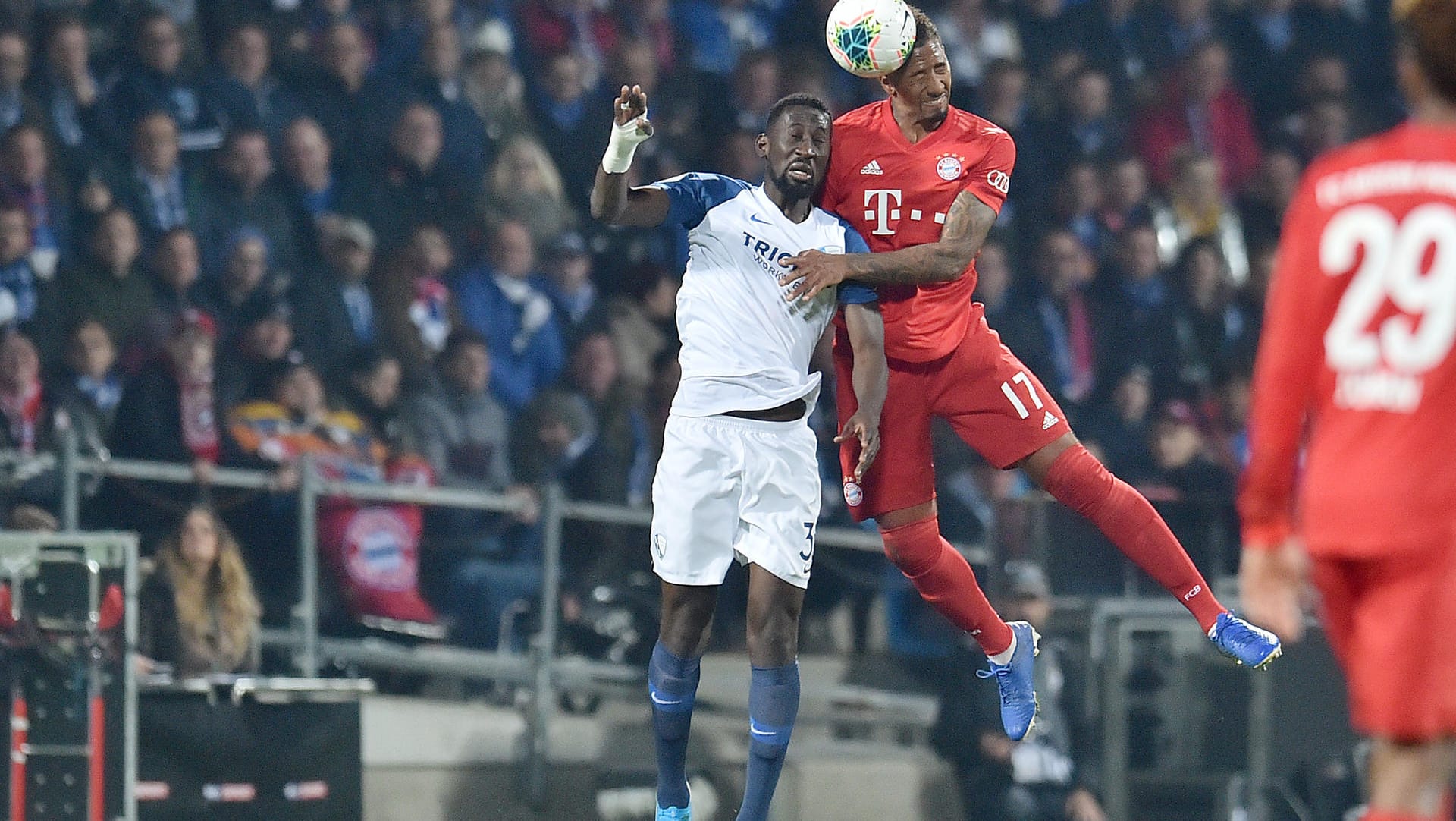 Stellvertretend für eine intensive Partie: Bayerns Jerome Boateng im Kopfballduell mit Bochums Silvere Ganvoula.