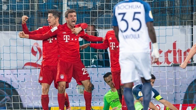 Thomas Müller (M) sorgte in Bochum für das Siegtor des FC Bayern.