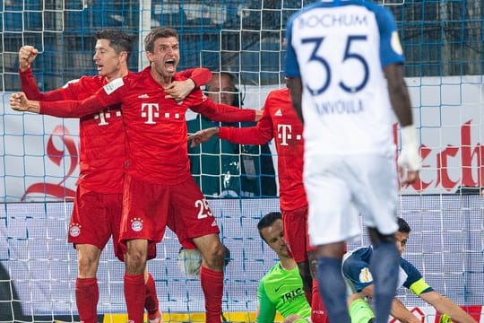 Thomas Müller (M) sorgte in Bochum für das Siegtor des FC Bayern.