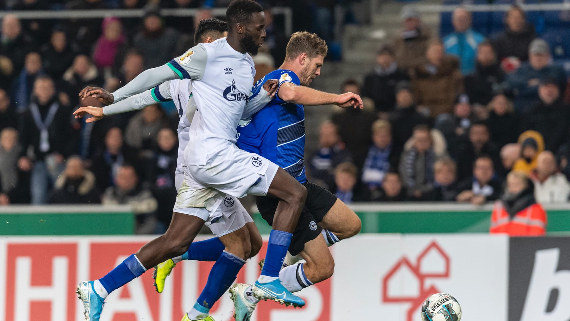 Stellvertretend für eine intensive Partie: Bielefelds Fabian Klos kämpft mit zwei Schalkern um den Ball.