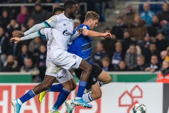 Stellvertretend für eine intensive Partie: Bielefelds Fabian Klos kämpft mit zwei Schalkern um den Ball.