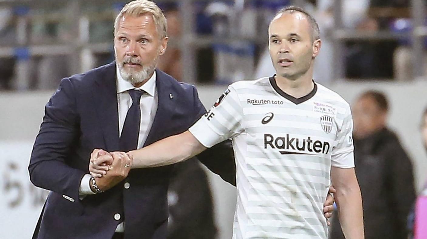 Hochachtung: Trainer Fink (li.) schwärmt von der Zusammenarbeit mit Andres Iniesta.