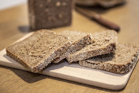 Tagesration: Experten empfehlen 30 Gramm Ballaststoffe pro Tag - das entspricht etwa vier Scheiben Vollkornbrot.