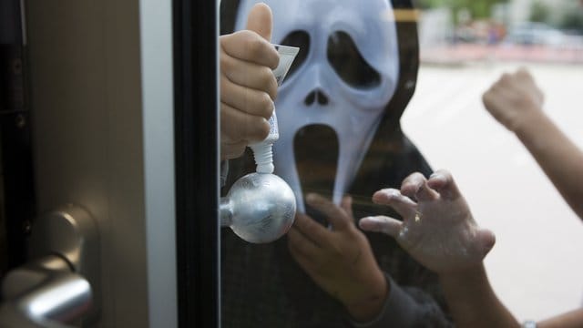 Ist das noch lustig? Wer anderen an Halloween Streiche spielt und es dabei übertreibt, muss mit Strafen rechnen. Ist das noch lustig? Wer anderen an Halloween Streiche spielt und es dabei übertreibt, muss mit Strafen rechnen.