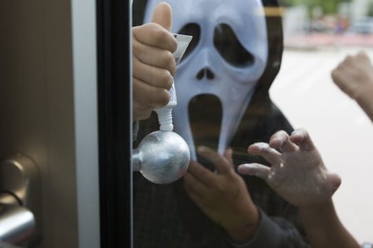 Ist das noch lustig? Wer anderen an Halloween Streiche spielt und es dabei übertreibt, muss mit Strafen rechnen.