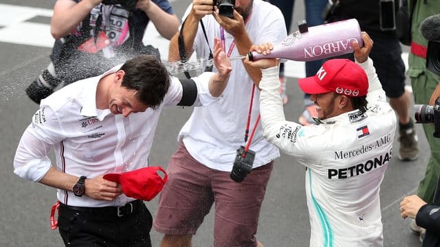 Können wohl bald den sechsten WM-Sieg feiern: Lewis Hamilton (r) und Mercedes-Teamchef Toto Wolff.