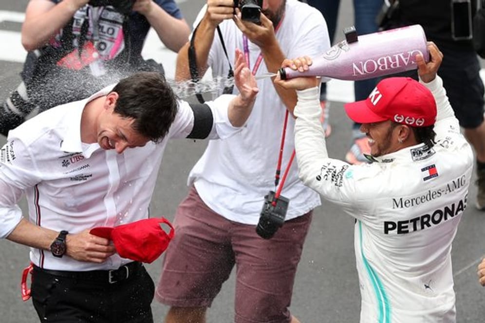 Können wohl bald den sechsten WM-Sieg feiern: Lewis Hamilton (r) und Mercedes-Teamchef Toto Wolff.