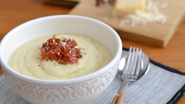 Das Geheimnis von besonders cremigem Blumenkohlbrei liegt in der Zugabe von geriebenem Parmesan.