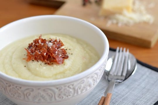 Das Geheimnis von besonders cremigem Blumenkohlbrei liegt in der Zugabe von geriebenem Parmesan.