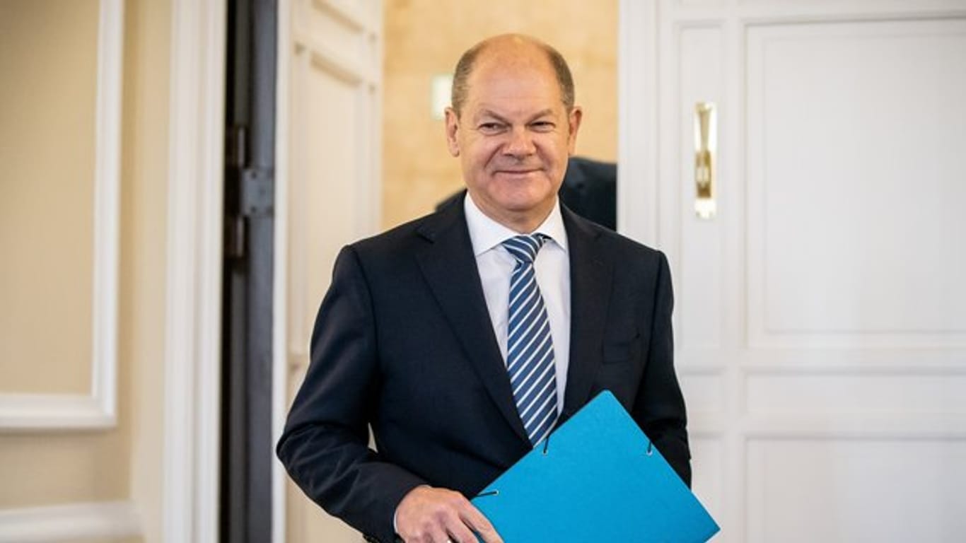 Bundesfinanzminister Olaf Scholz (SPD) kommt zu der Bekanntgabe des Ergebnisses der Herbst-Steuerschätzung.