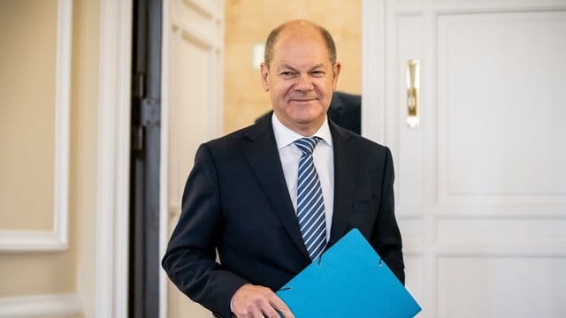 Bundesfinanzminister Olaf Scholz (SPD) kommt zu der Bekanntgabe des Ergebnisses der Herbst-Steuerschätzung. Bundesfinanzminister Olaf Scholz (SPD) kommt zu der Bekanntgabe des Ergebnisses der Herbst-Steuerschätzung.