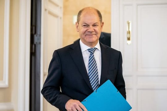 Bundesfinanzminister Olaf Scholz (SPD) kommt zu der Bekanntgabe des Ergebnisses der Herbst-Steuerschätzung.