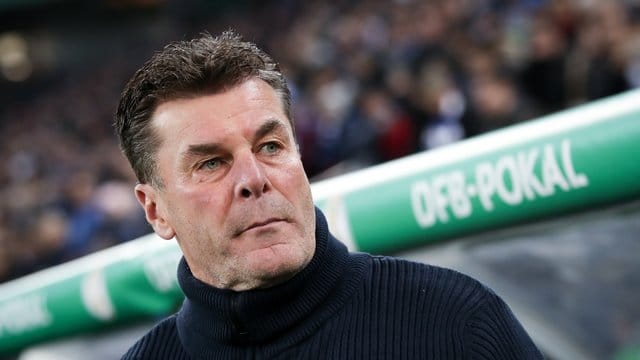 Der Hamburger Trainer Dieter Hecking mahnt die "Vorbildfunktion" der Profifußballer an.