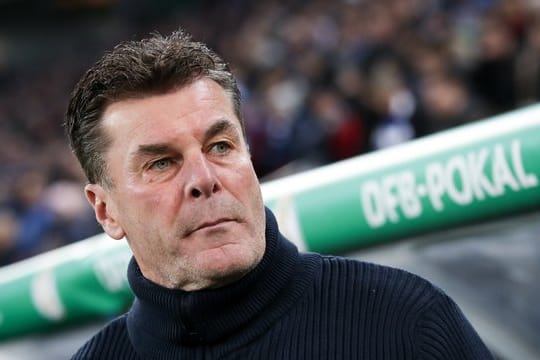 Der Hamburger Trainer Dieter Hecking mahnt die "Vorbildfunktion" der Profifußballer an.