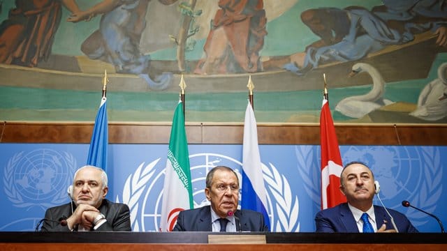 Mohammed Dschawad Sarif (l-r), Außenminister des Iran, Sergei Lawrow, Außenminister von Russland, und Mevlüt Cavusoglu, Außenminister der Türkei, nehmen an einer Pressekonferenz einen Tag vor der Sitzung des syrischen Verfassungsausschusses teil.