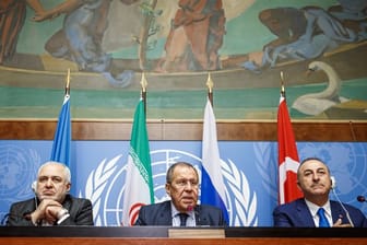 Mohammed Dschawad Sarif (l-r), Außenminister des Iran, Sergei Lawrow, Außenminister von Russland, und Mevlüt Cavusoglu, Außenminister der Türkei, nehmen an einer Pressekonferenz einen Tag vor der Sitzung des syrischen Verfassungsausschusses teil.