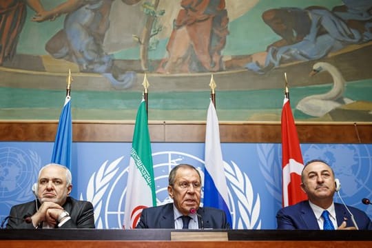 Mohammed Dschawad Sarif (l-r), Außenminister des Iran, Sergei Lawrow, Außenminister von Russland, und Mevlüt Cavusoglu, Außenminister der Türkei, nehmen an einer Pressekonferenz einen Tag vor der Sitzung des syrischen Verfassungsausschusses teil.