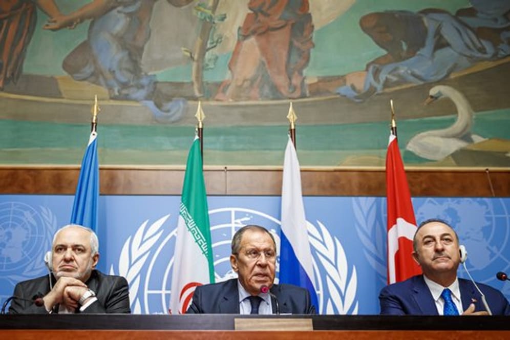 Mohammed Dschawad Sarif (l-r), Außenminister des Iran, Sergei Lawrow, Außenminister von Russland, und Mevlüt Cavusoglu, Außenminister der Türkei, nehmen an einer Pressekonferenz einen Tag vor der Sitzung des syrischen Verfassungsausschusses teil.