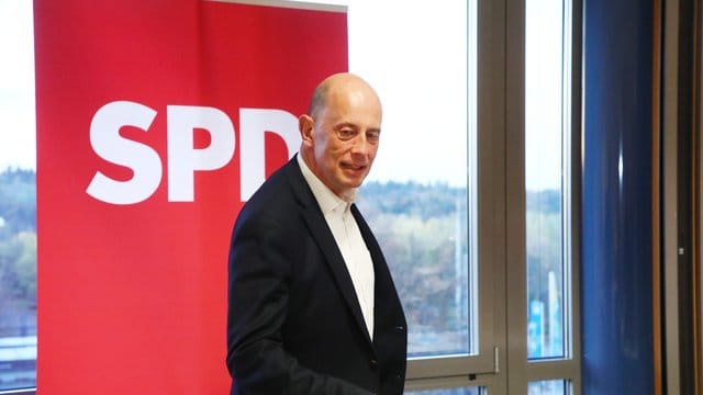 Thüringens SPD-Landeschef Wolfgang Tiefensee: "Wir haben heute deutlich gemacht, dass Rot-Rot-Grün zusammensteht. Thüringens SPD-Landeschef Wolfgang Tiefensee: "Wir haben heute deutlich gemacht, dass Rot-Rot-Grün zusammensteht.