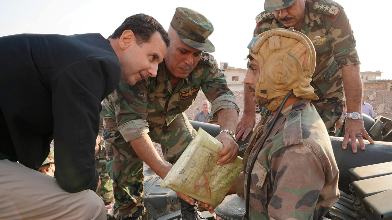 Bashar al-Assad: Hier besucht er seine Truppen an der Front.