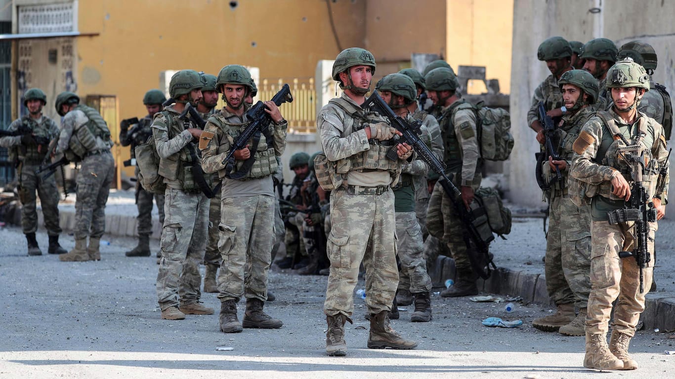 Türkische Soldaten in der syrischen Stadt Ras al Ayn.