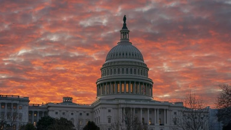 Die Sonne geht hinter dem Kapitol in Washington auf.
