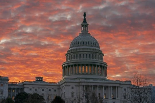 Die Sonne geht hinter dem Kapitol in Washington auf.