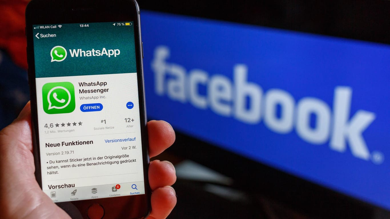 Jemand zeigt WhatsApp im App Store auf dem Smartphone: Die Facebook-Tochter verklagt eine israelische Firma wegen Cyberspionage.