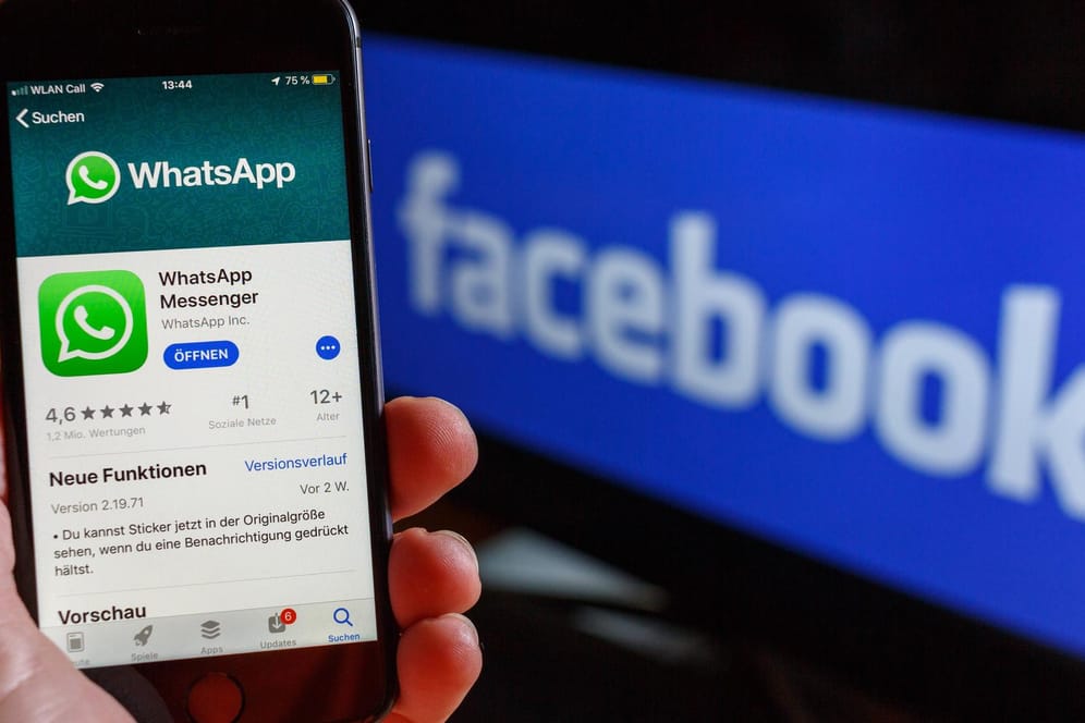 Jemand zeigt WhatsApp im App Store auf dem Smartphone: Die Facebook-Tochter verklagt eine israelische Firma wegen Cyberspionage.