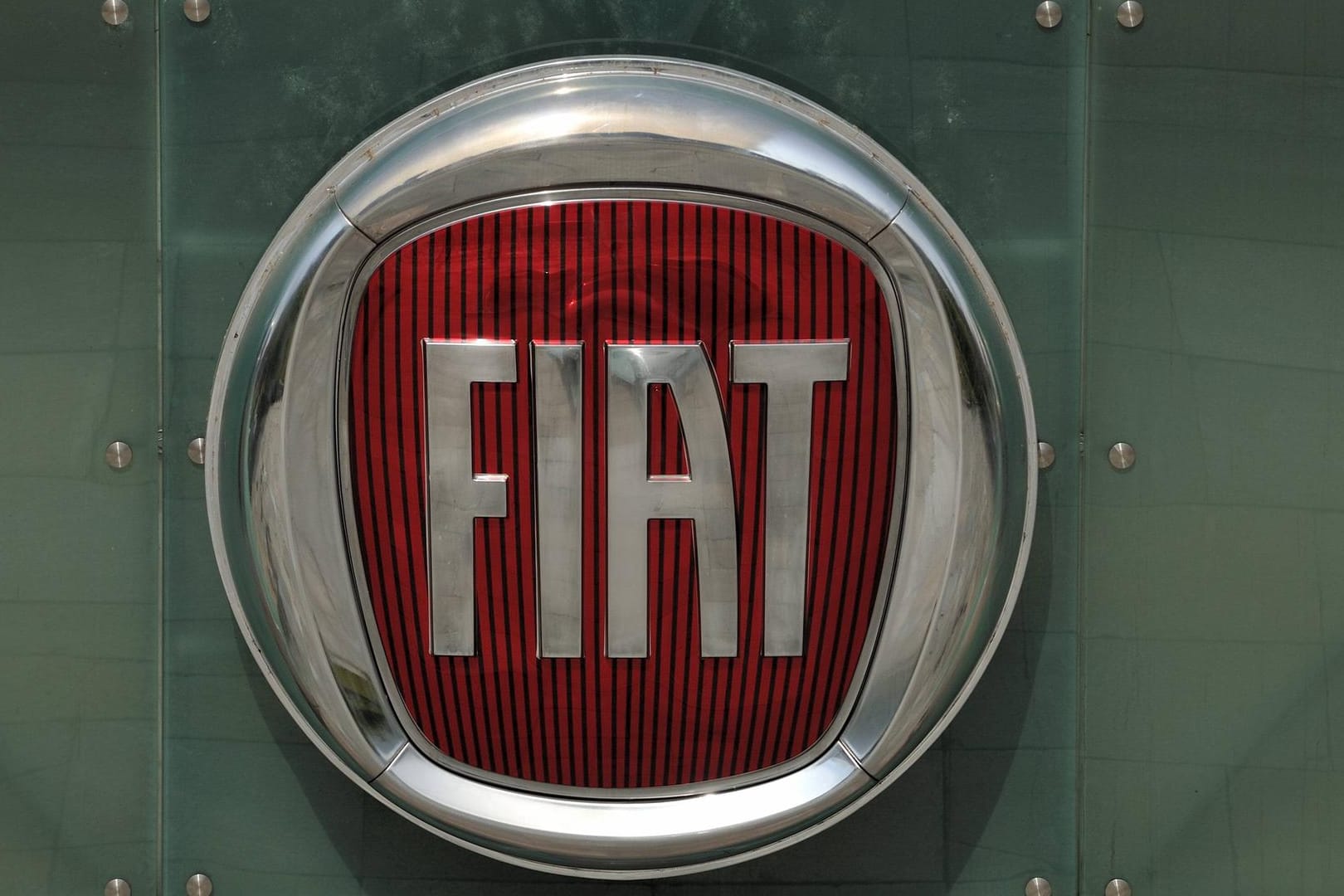 Logo Fiat: Fiat Chrysler plant angeblich ein neues Manöver. Logo Fiat: Fiat Chrysler plant angeblich ein neues Manöver.