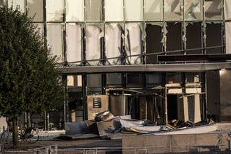 Glasreste zerbrochener Fensterscheiben, die durch eine Explosion am Eingang der dänischen Steuerbehörde zerstört wurden, hängen noch in den Fensterrahmen.