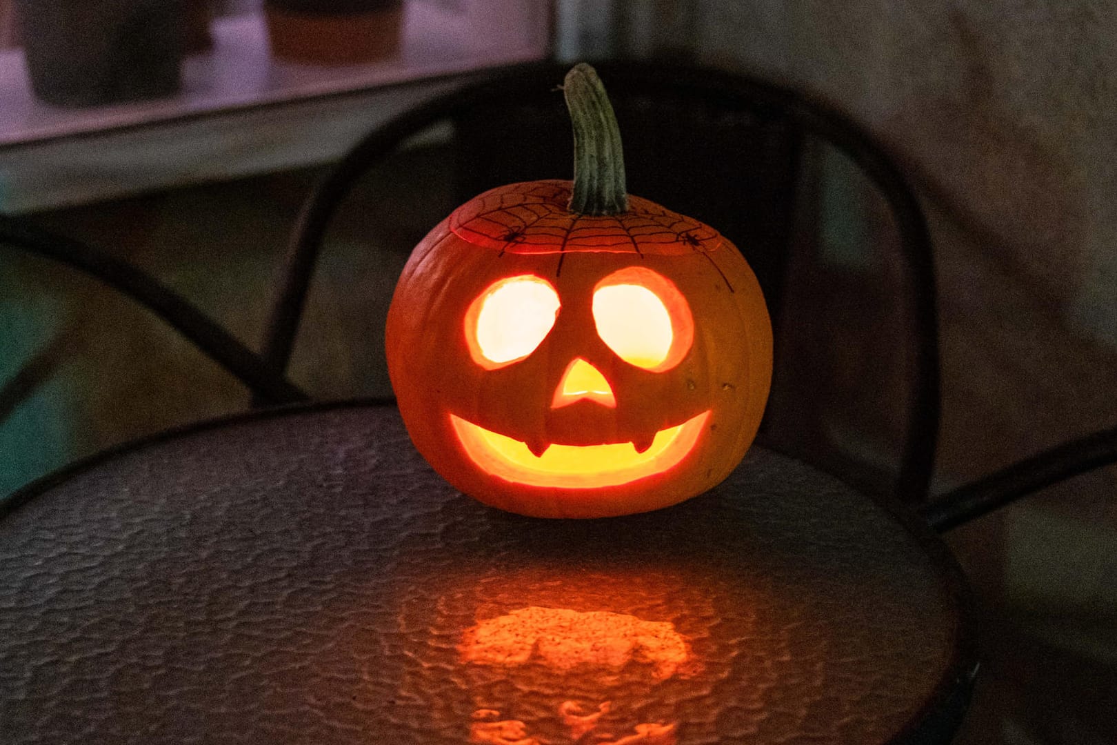 Ein Halloween-Kürbis steht auf einem Verandatisch: Google hat anlässlich des Grusel-Feiertags einige schaurige Aufnahmen von Google Street View veröffentlicht.
