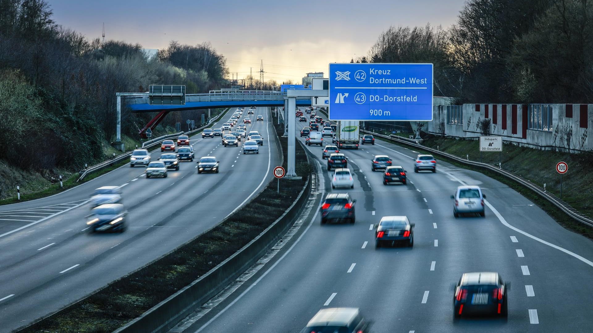 Die Autobahn A40 bei Dortmund: Ein brennender Lkw sorgte für einen Riesen-Stau am Mittwochmorgen.