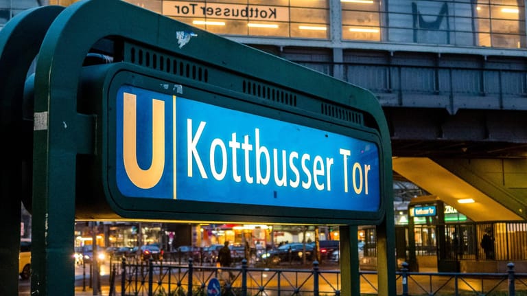 Kottbusser Tor: An der U-Bahnstation wurde ein Mann vom Zug überrollt. (Archivbild)