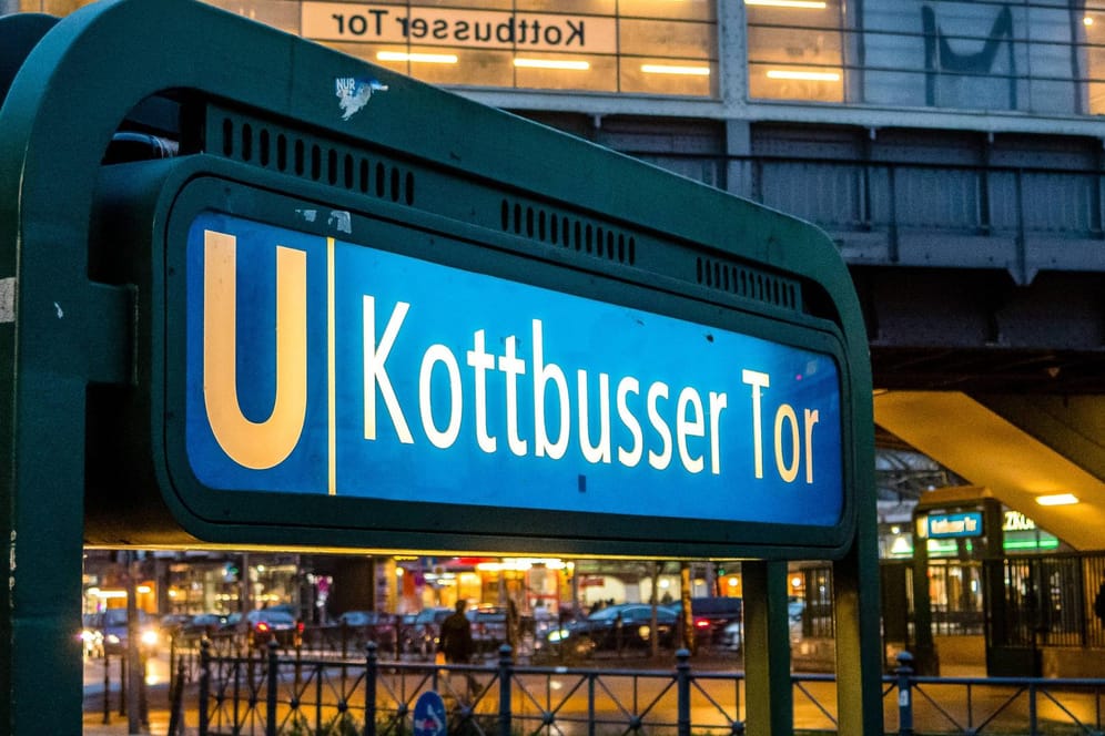 Kottbusser Tor: An der U-Bahnstation wurde ein Mann vom Zug überrollt. (Archivbild)