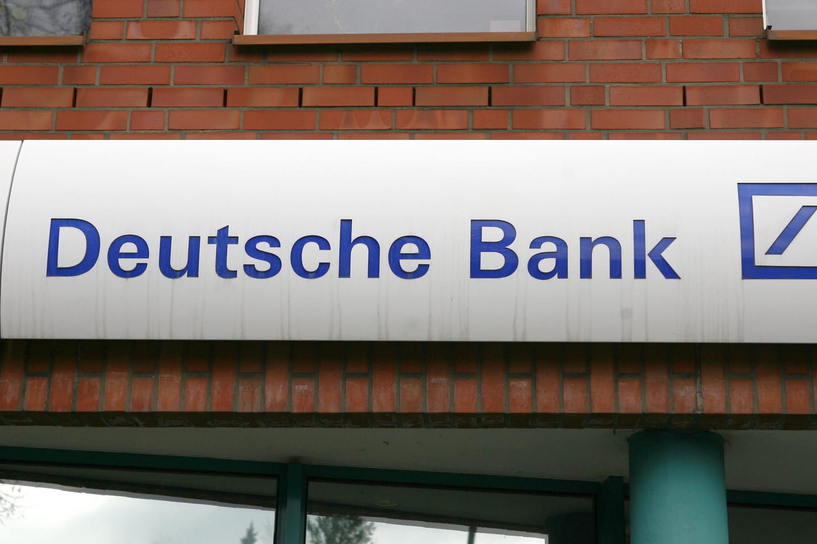 Logo Deutsche Bank: Vor Steuern verbuchte der Konzern einen Verlust von 687 Millionen Euro. Logo Deutsche Bank: Vor Steuern verbuchte der Konzern einen Verlust von 687 Millionen Euro.