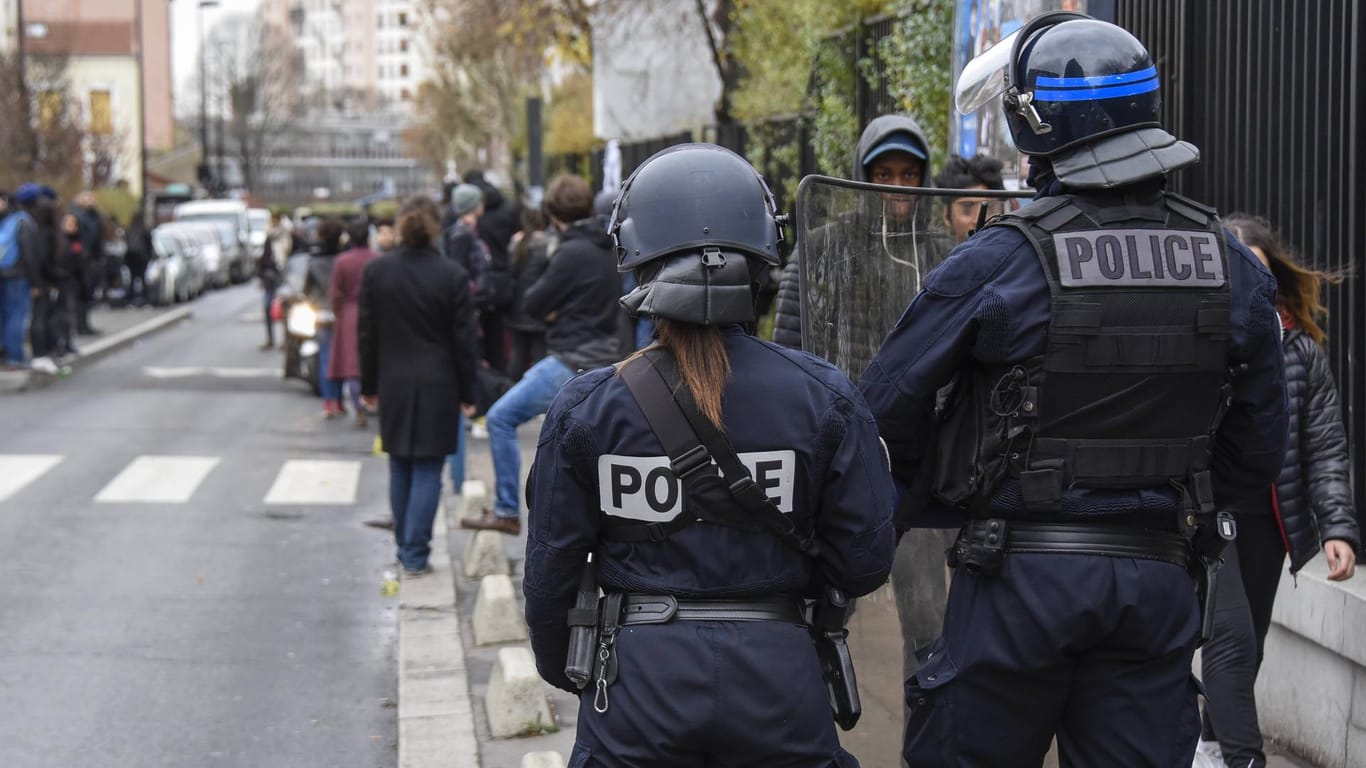 Polizisten vor einer Schule in Frankreich: Nach den Pariser Anschlägen vom November 2015 hatten französische Schulen ihre Kontrollen verschärft. (Symbolfoto)