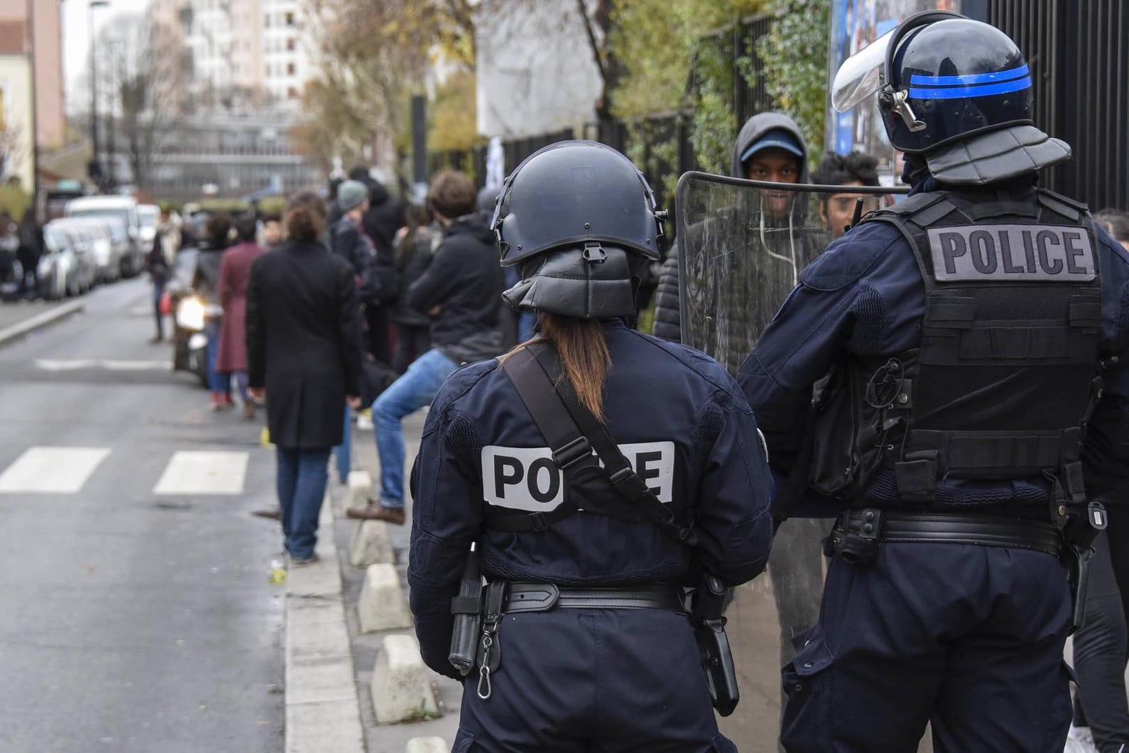 Polizisten vor einer Schule in Frankreich: Nach den Pariser Anschlägen vom November 2015 hatten französische Schulen ihre Kontrollen verschärft. (Symbolfoto)