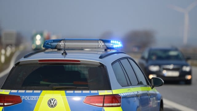 Die Papiere, bitte: Bei einer Verkehrskontrolle müssen Autofahrer Fahrzeugpapiere und Führerschein aushändigen - aber nicht auf alle Fragen antworten. Die Papiere, bitte: Bei einer Verkehrskontrolle müssen Autofahrer Fahrzeugpapiere und Führerschein aushändigen - aber nicht auf alle Fragen antworten.
