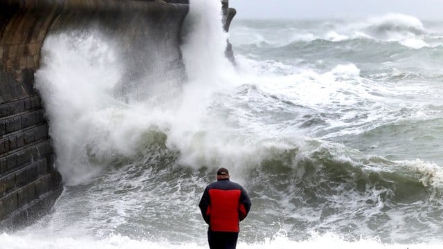 Sturmwellen: Schlechtes Wetter kann das Schmerzempfinden von Menschen mit chronischen Schmerzerkrankungen wie Arthritis verstärken. (Symbolbild)