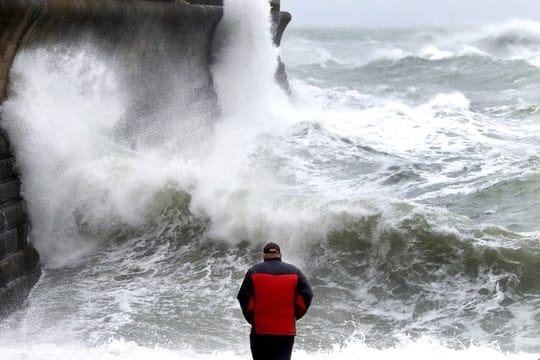 Sturmwellen: Schlechtes Wetter kann das Schmerzempfinden von Menschen mit chronischen Schmerzerkrankungen wie Arthritis verstärken. (Symbolbild)