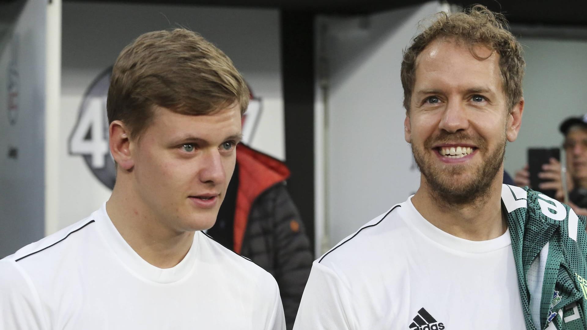 Mick Schumacher (l.) und Sebastian Vettel beim traditionellen Fußball-Charity-Match der Formel-1-Fahrer: Schumacher sieht Vettel als Freund und Mentor.