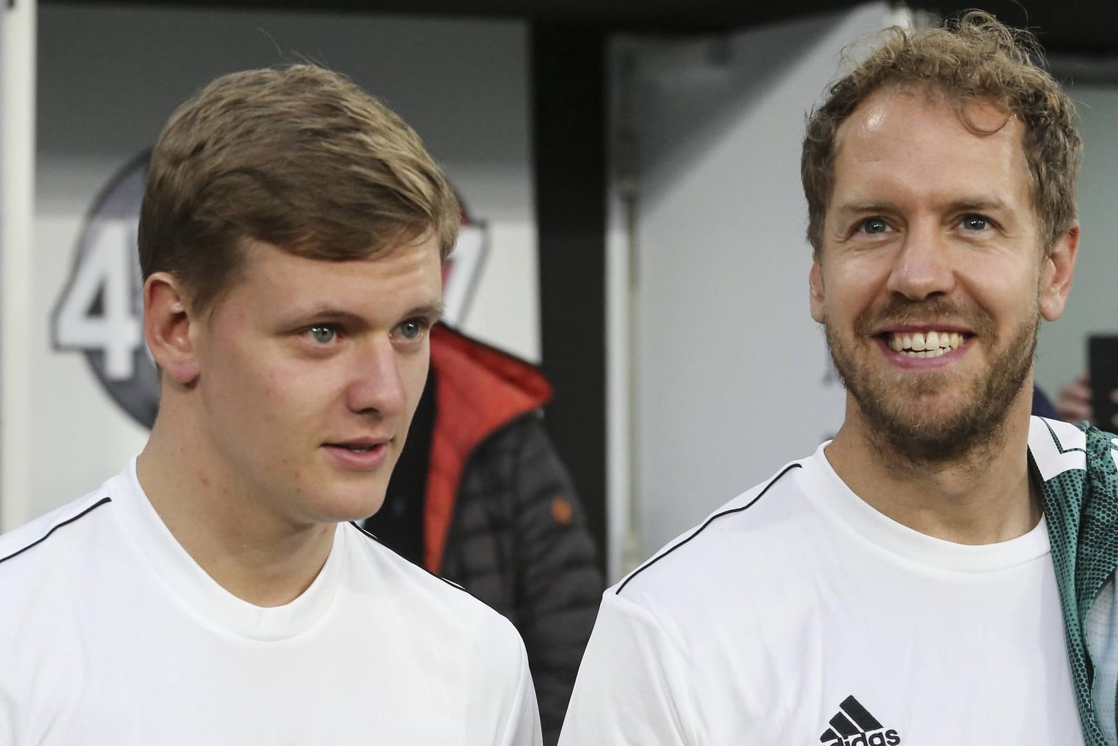 Mick Schumacher (l.) und Sebastian Vettel beim traditionellen Fußball-Charity-Match der Formel-1-Fahrer: Schumacher sieht Vettel als Freund und Mentor.