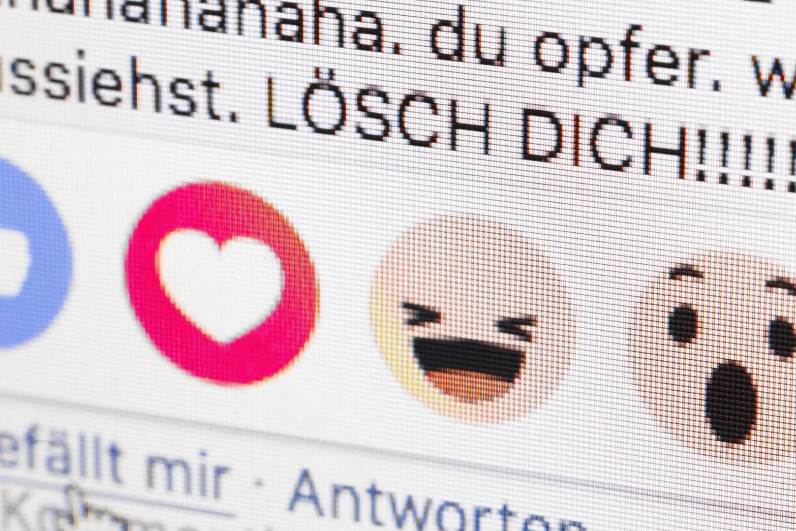 Gestellte Aufnahme zum Thema Hass und Hetze im Netz: Aggressive Beleidigungen im Netz sollen künftig härter bestraft werden können.