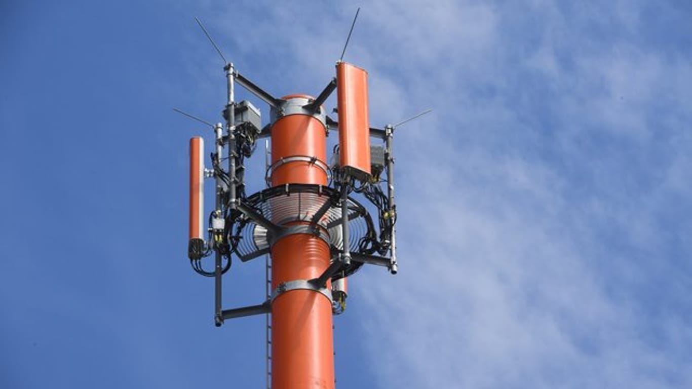 Ein Sendemast mit verschiedenen Antennen für den Mobilfunk.