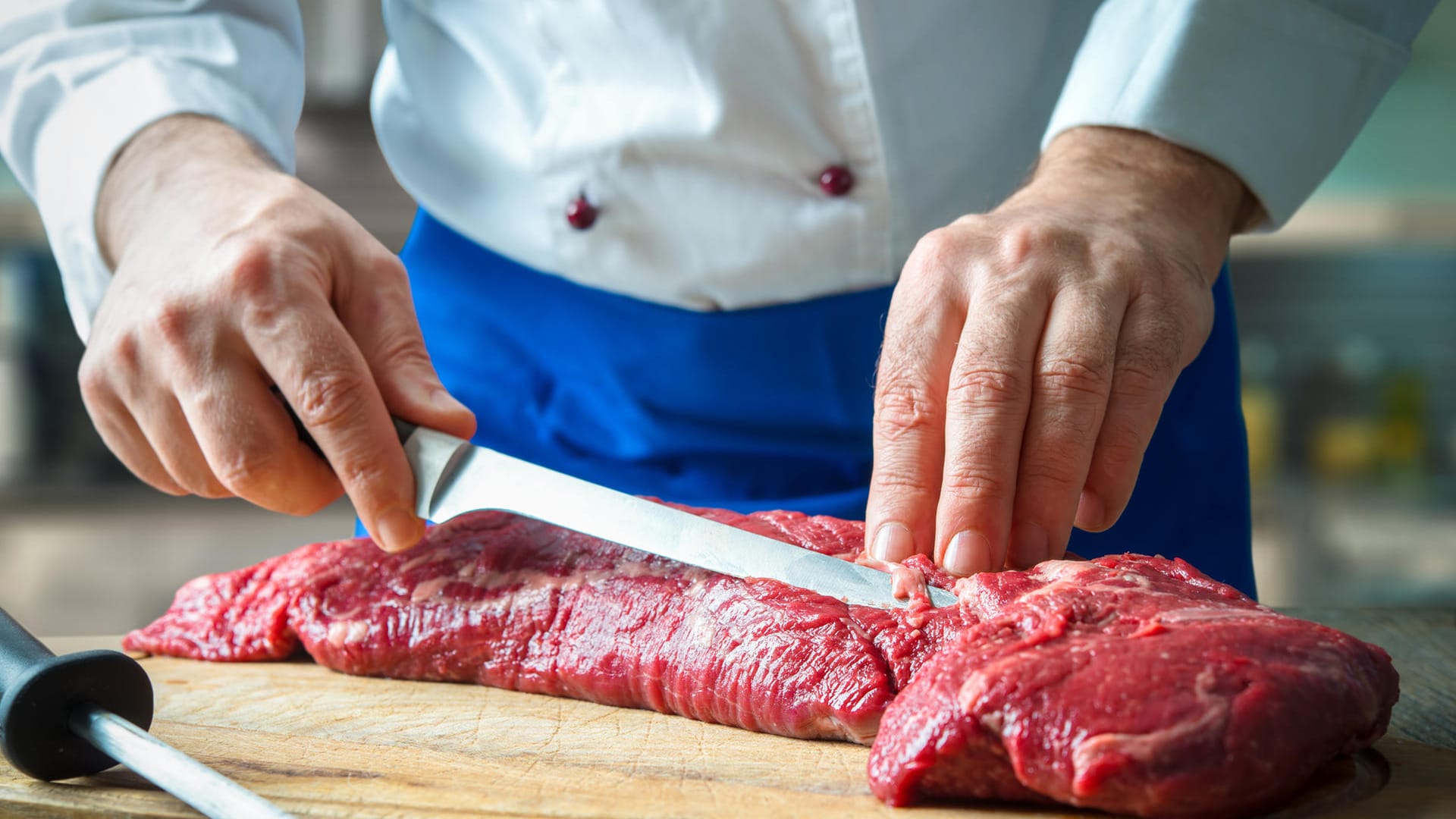 Metzger schneidet Fleisch: An der Wursttheke sind die Preise deutlich gestiegen – auch in den nächsten Jahren werden sie nicht sinken.