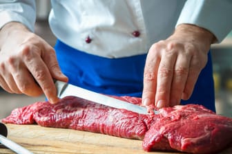 Metzger schneidet Fleisch: An der Wursttheke sind die Preise deutlich gestiegen – auch in den nächsten Jahren werden sie nicht sinken.