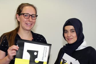 Hannah Scharlau (li.) und Esra Sarioglu: Sie freuen sich auf zahlreiche Teilnehmerinnen und Teilnehmer am Jugendforum "Hagen gestalten".