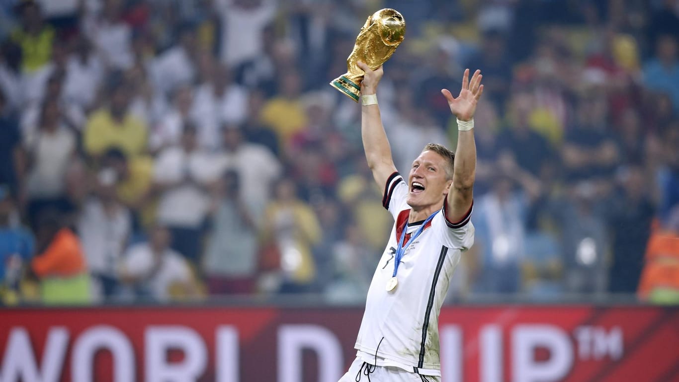 Bastian Schweinsteiger: Der Weltmeister von Rio gratulierte dem Viertliga-Verteidiger nach dem Sensationssieg.