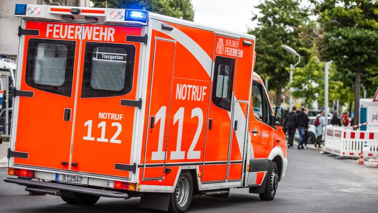 Krankenwagen der Berliner Feuerwehr: Eine Frau wurde von einem Lkw überfahren. (Symbolbild)